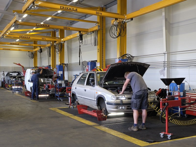 Pracovnik-pro-zpracovani-autovraku